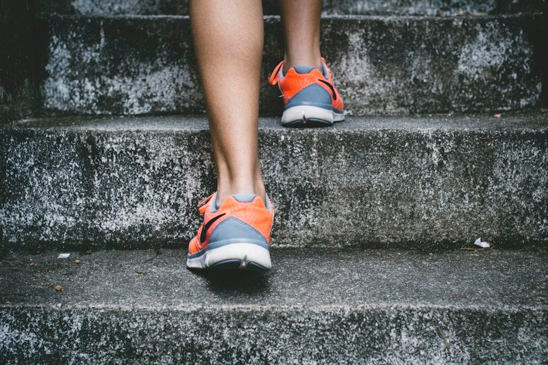 Persoon bouwt kracht op door gecontroleerde stress