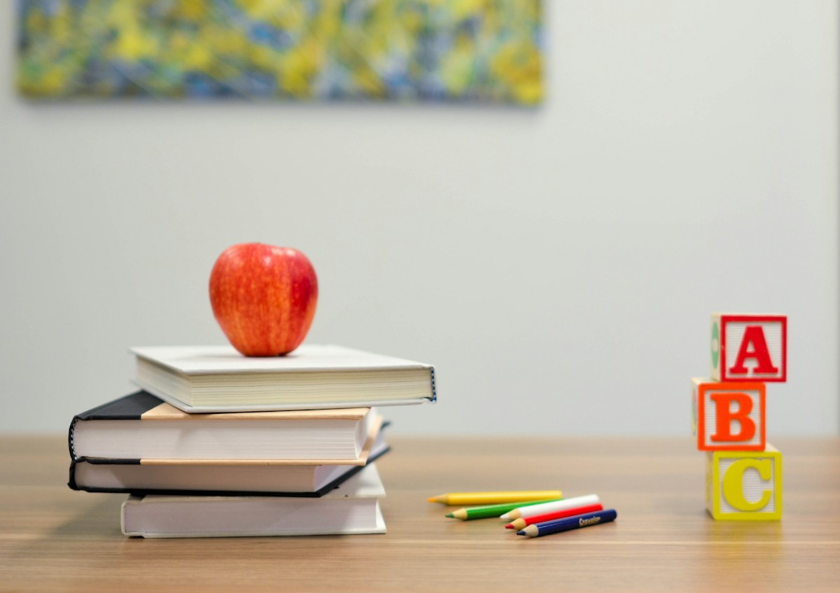 Kind speelt alleen in schoolomgeving als metafoor voor pesten begeleiden