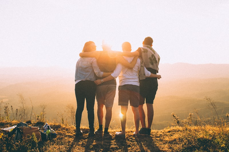 Mensen wandelen samen in natuur, sociale omgeving en manifesteren
