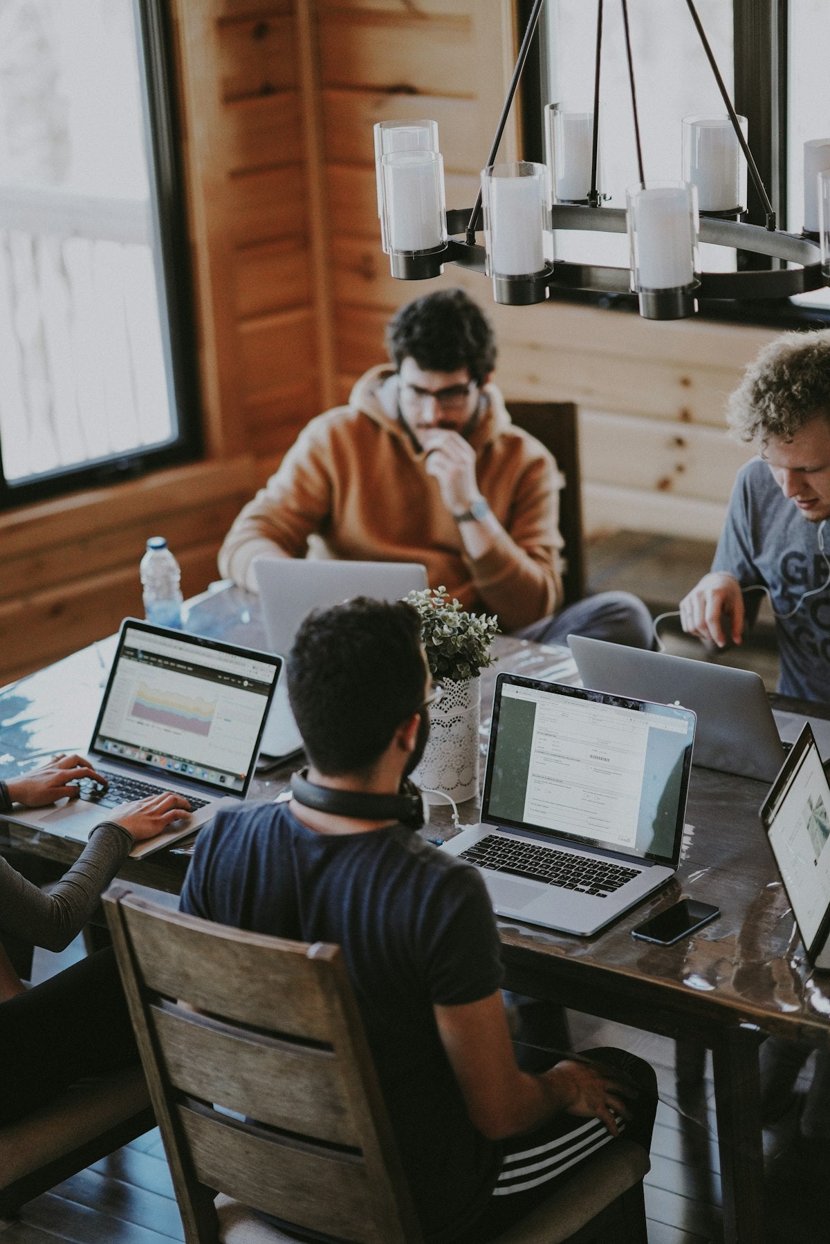 Collega's in gesprek op het werk als metafoor voor grenzen stellen in werkrelaties