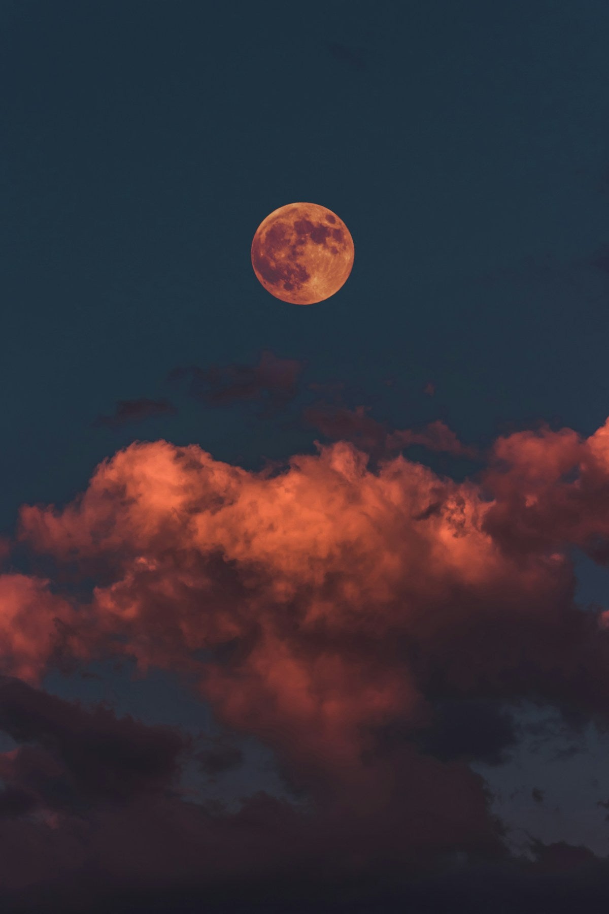 Volle maan boven rustig water als metafoor voor tekenen van het universum