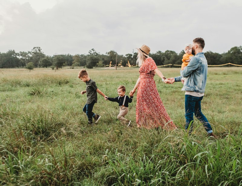 Ouder en kind wandelen in natuur, ouderschap als groei