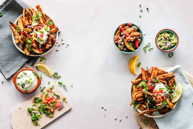Vrouw eet bewust aan tafel, intuïtief eten
