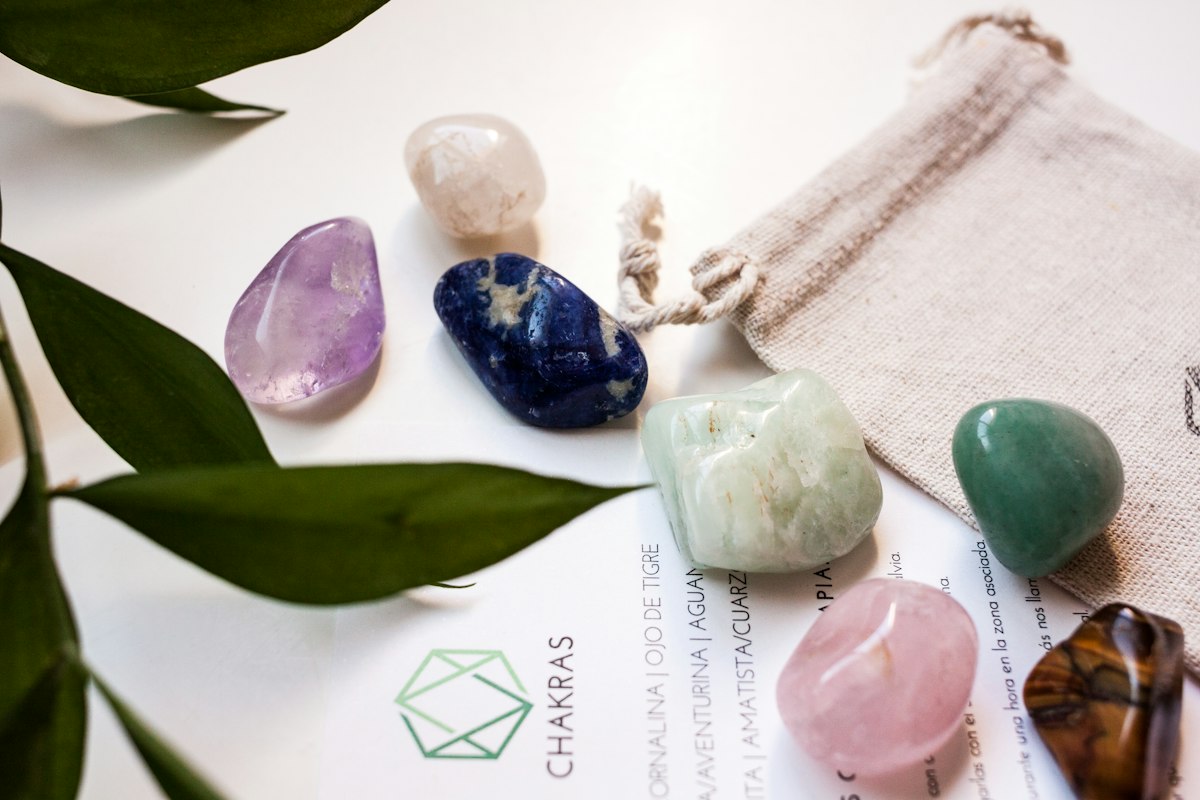 Spirituele stenen en rituele objecten op tafel, een spirituele praktijk opbouwen